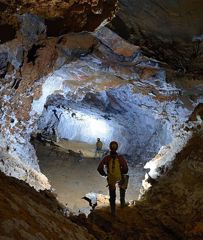 Imagen secundaria 2 - Descubren en la Sierra de las Nieves la mayor &#039;supercueva&#039; del sur de la Península Ibérica