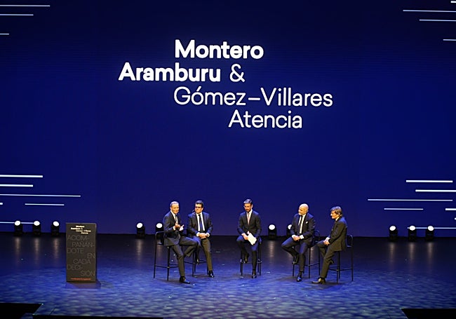 Los socios del despacho, en el escenario de Sohrlin Andalucía junto al presentador del acto.