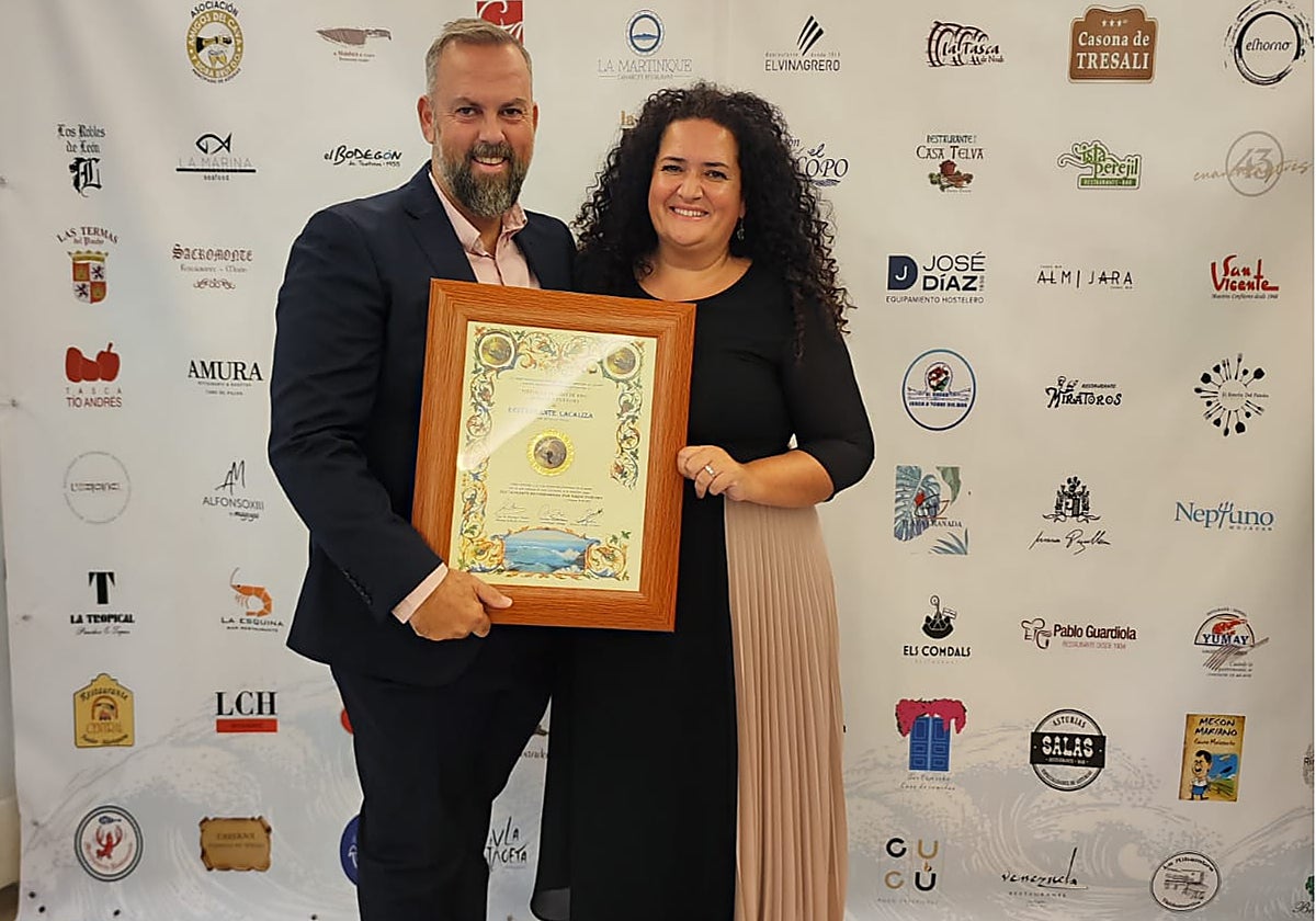 Los responsables de Lacaliza, con la distinción.