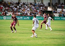 Iban Ribeiro, en una jugada durante el Torremolinos-Antequera del pasado fin de semana.