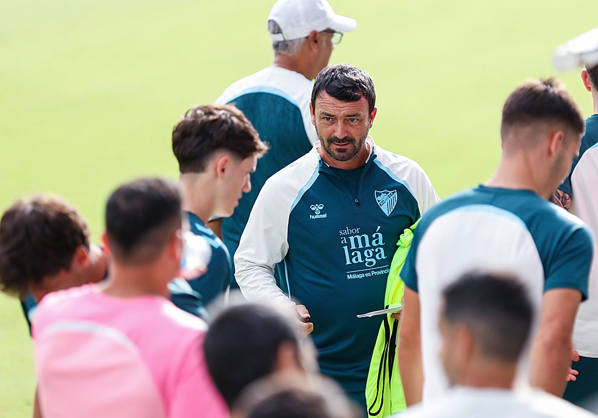 Alejandro Acejo conversa con Aarón Ochoa en el entrenamiento del jueves.