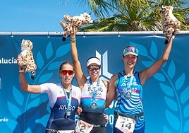 Patricia Bueno (en el medio) celebra con Ayuso y Muñoz su victoria en el Desafío Doñana.