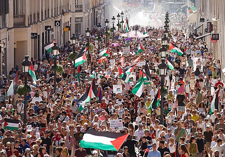 La manifestación, llenando por completo la calle Larios a su paso.