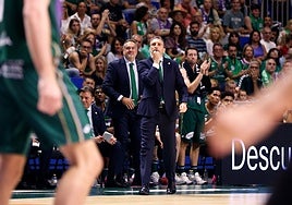 Ibon Navarro, chiflando durante el Unicaja-Surne Bilbao.