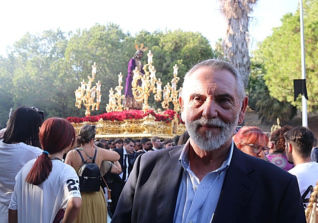 El escultor Antonio Bernal, con su Cristo al fondo.