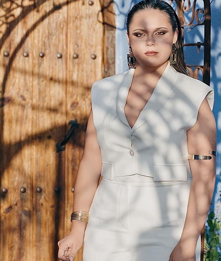 Imagen secundaria 2 - Álvaro Mendiola, Francisco Javier Salas y Francisco Fernández Verni. Diana Navarro tras recibir el título de Huésped de Honor de Buenos Aires en su histórico Club Español. Ana María Delgado ya es Ana Romma
