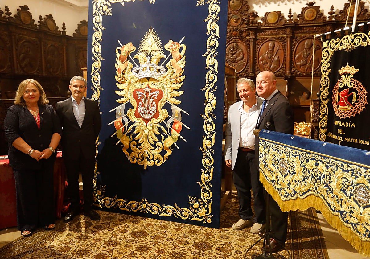 Marchante junto al alcalde Manuel Barón y Jesús Díez de los Ríos y Trinidad Calvo de la cofradía del Mayor Dolor