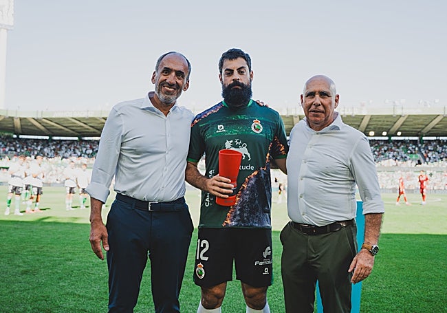 Villalibre, uno de los fichajes del Racing este verano, recibe el premio a mejor jugador del mes de agosto en Segunda División.