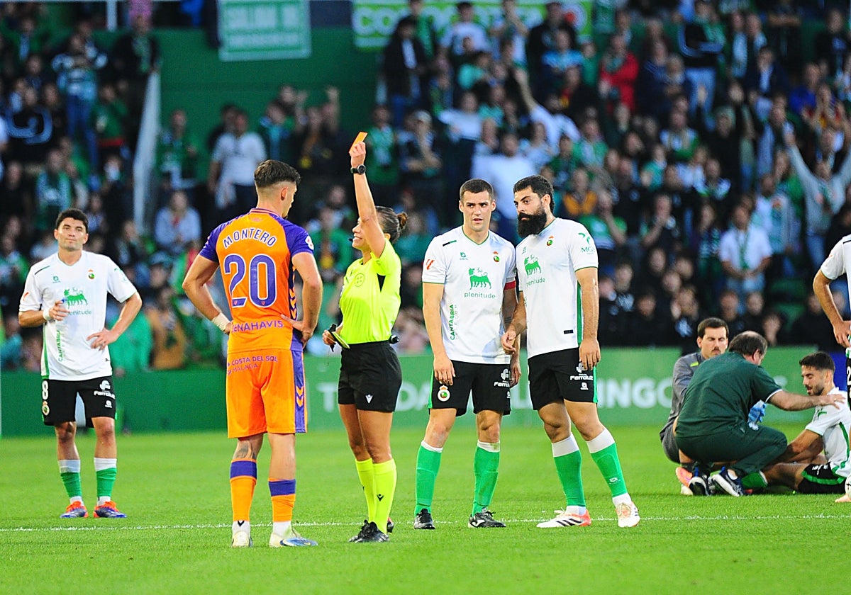 La colegiada Marta Huerta de Aza muestra la roja directa a Montero tras acudir a revisar la jugada.