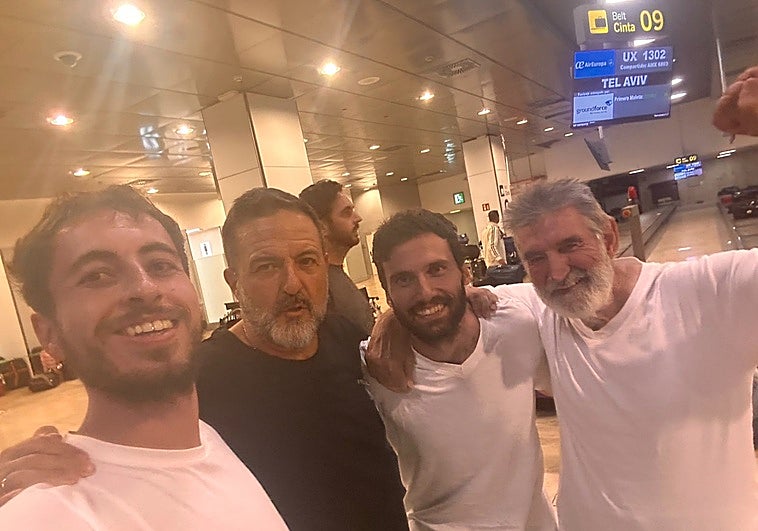Manolo García, Rafa Borrego y Néstor Prieto, los tres militantes de IU que iban en la Flotilla, junto a Manu Pineda, también malagueño y ex eurodiputado de IU.