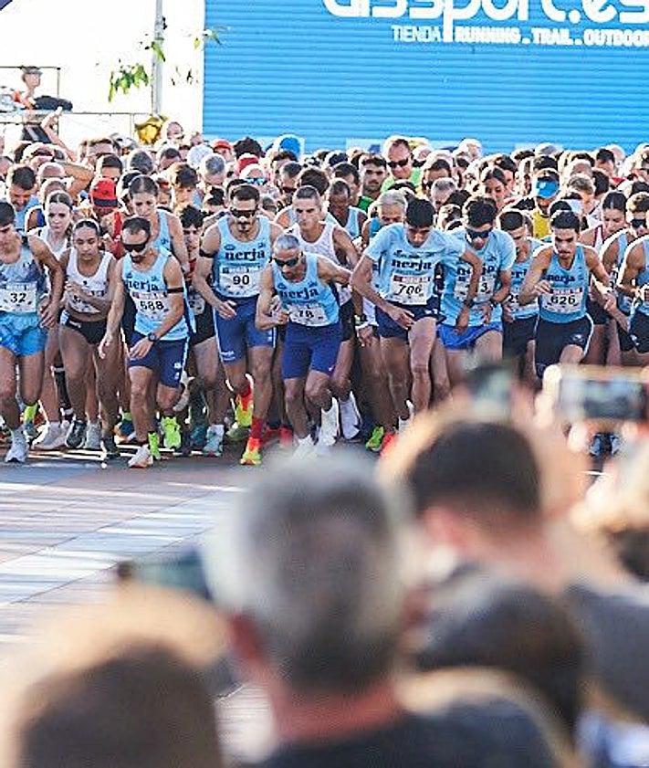 Imagen secundaria 2 - Tres imágenes de la prueba deportiva celebrada este domingo en Nerja, a la que ha acudido la laureada atleta granadina.