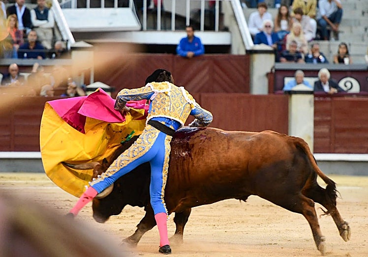 Momento de la cogida de Víctor Hernández.