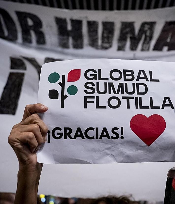 Imagen secundaria 2 - El malagueño Rafa Borrego y otros momentos vividos a la llegada de los activistas liberados. 