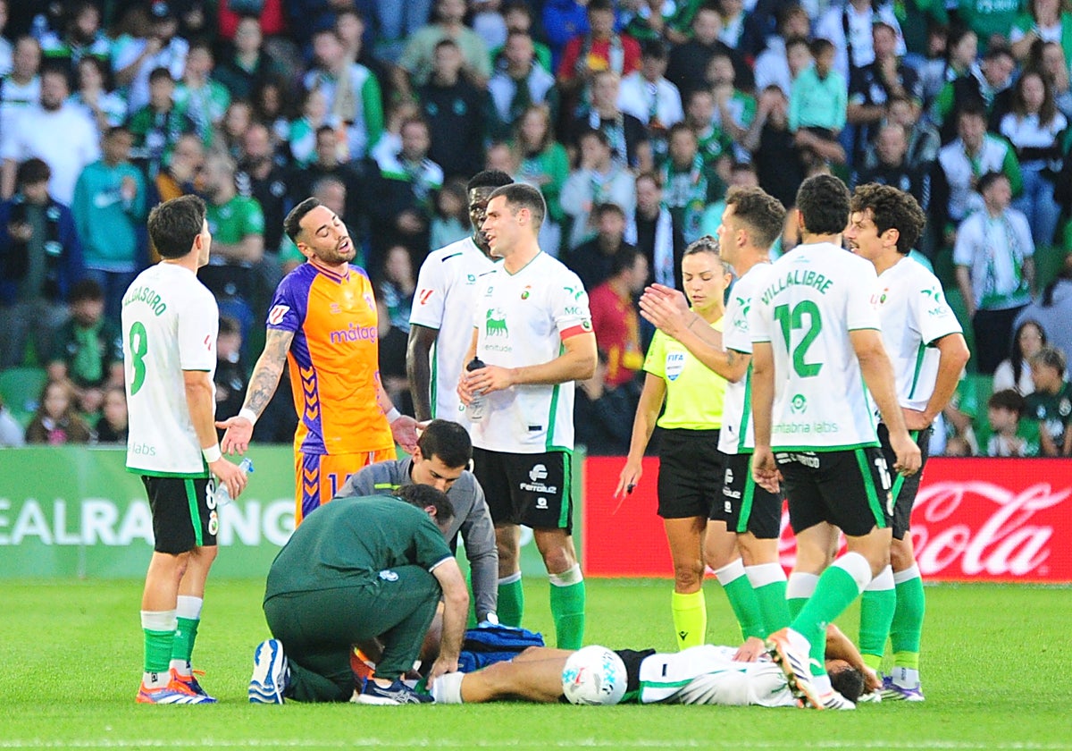 Víctor García protesta a Huerta de Aza su decisión de expulsar a Montero mientras atienden a Andrés Martín.