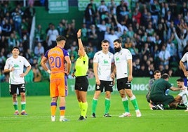 La colegiada Marta Huerta de Aza muestra la roja directa a Montero tras acudir a revisar la jugada.