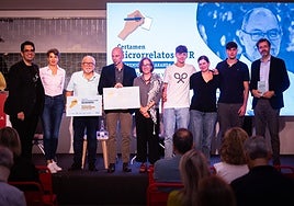 Premiados, parte del jurado y representantes de SUR, este lunes en la entrega de premios del Certamen de Microrrelatos Pablo Aranda.