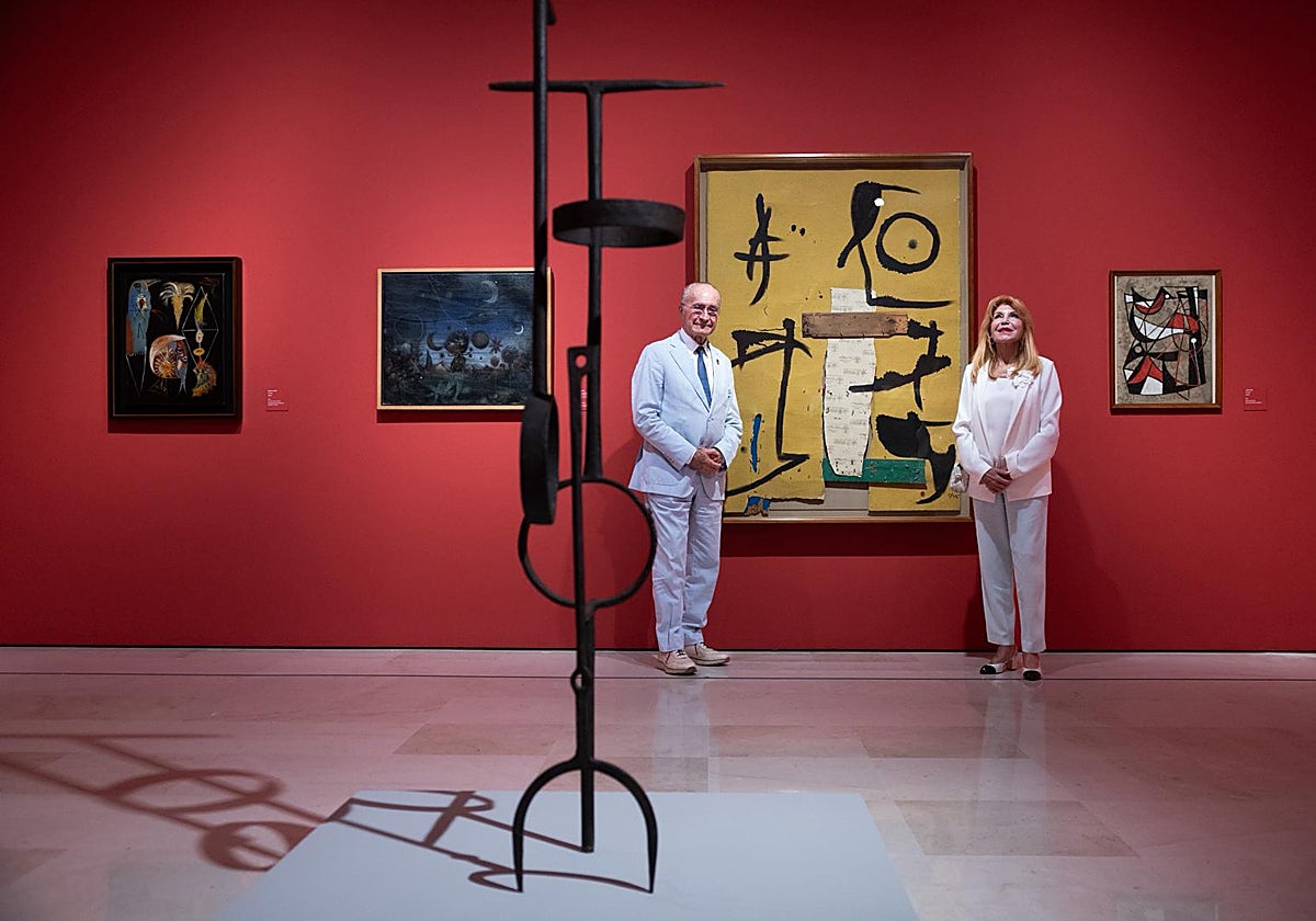 El alcalde y la baronesa, junto a un cuadro de Miró y una escultura de Chillida.