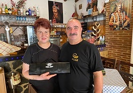 Adriana Fulger, acompañada por Nico, su marido y, en sus manos, el cuchillo del concurso Chefi la cutite.