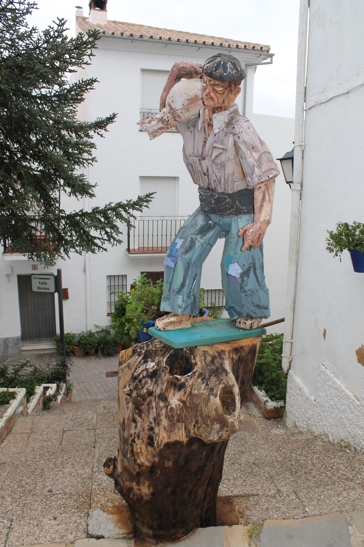 Una de las esculturas que habitan las calles de Pujerra.