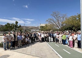 Familiares de las mujeres con las autoridades en el centro del parque.