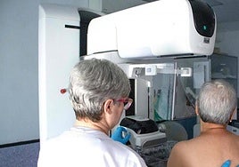 Una mujer se somete a una mamografía en una prueba para la detección de cáncer.