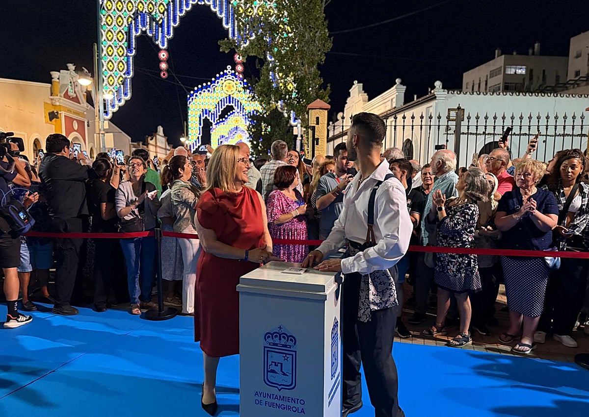 Imagen secundaria 1 - Imágenes de la procesión, la inauguración del alumbrado y el pregón de la Feria.