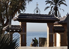 La campana, de vuelta en su emplazamiento sobre la portada del balneario.