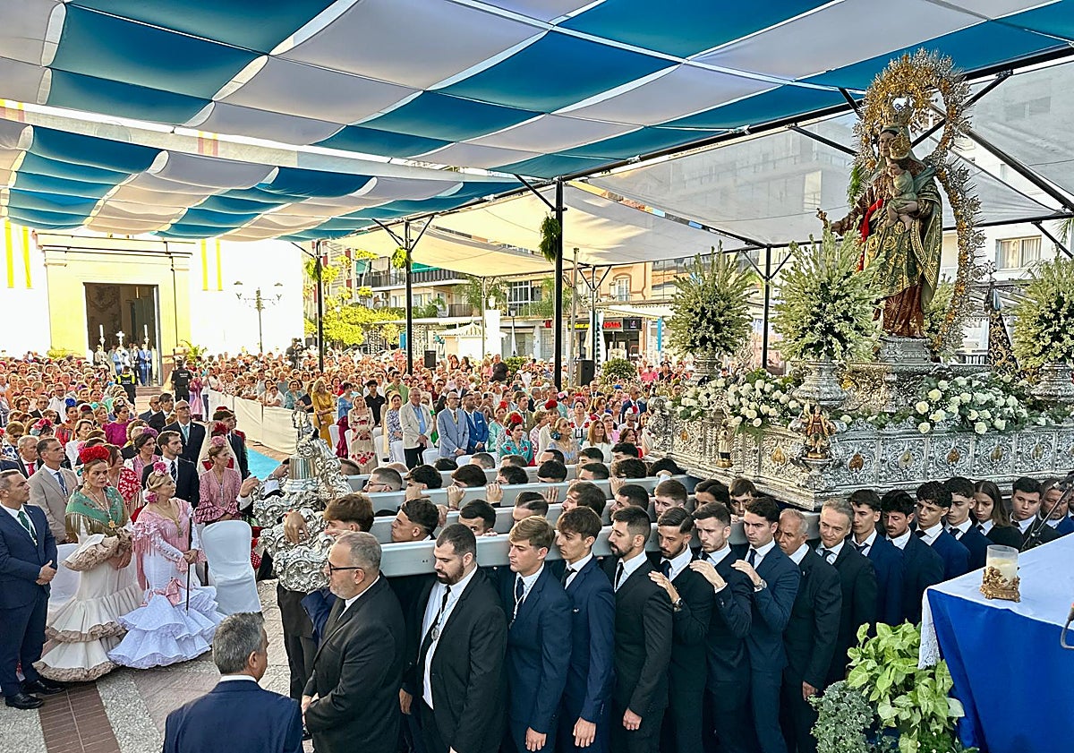 Imagen principal - Imágenes de la procesión, la inauguración del alumbrado y el pregón de la Feria.