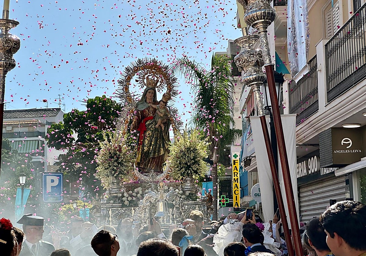 Procesión de la Virgen del Rosario en el centro de Fuengirola.