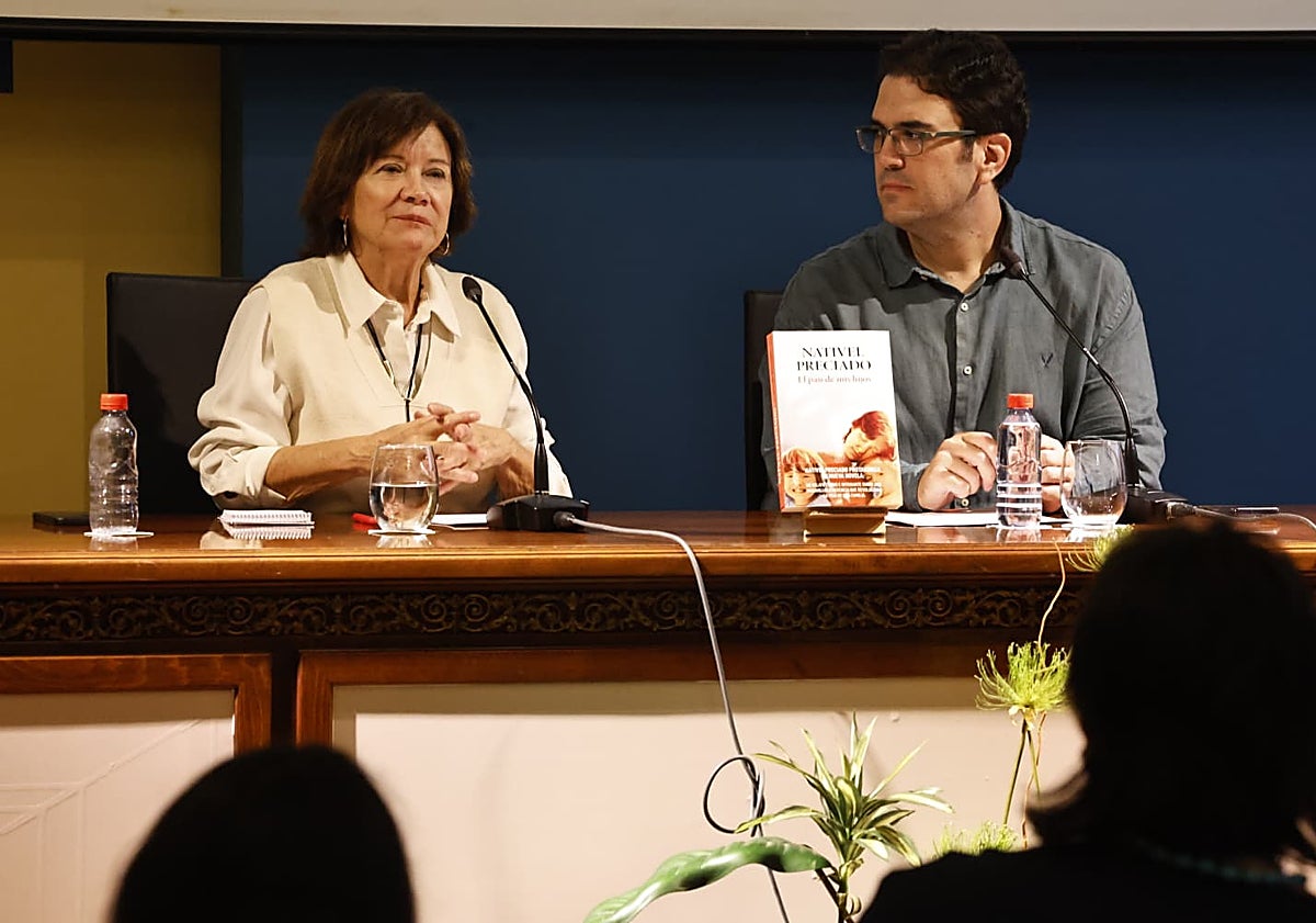 Imagen principal - Diferentes momentos del encuentro, en el Salón de Actos de Unicaja de la plaza de la Marina. 