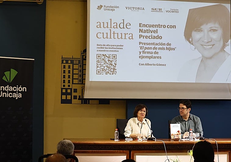 La escritora y periodista Nativel Preciado, junto al codirector del Aula de Cultura de SUR, Alberto Gómez, este martes durante el encuentro.