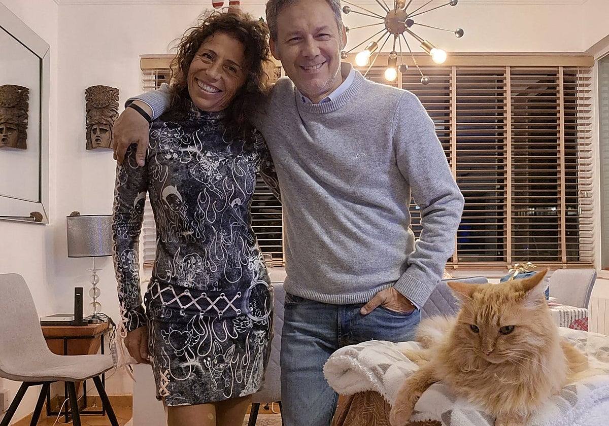 Marina y Lorenzo posan junto a Iodi en su domicilio en Marbella.