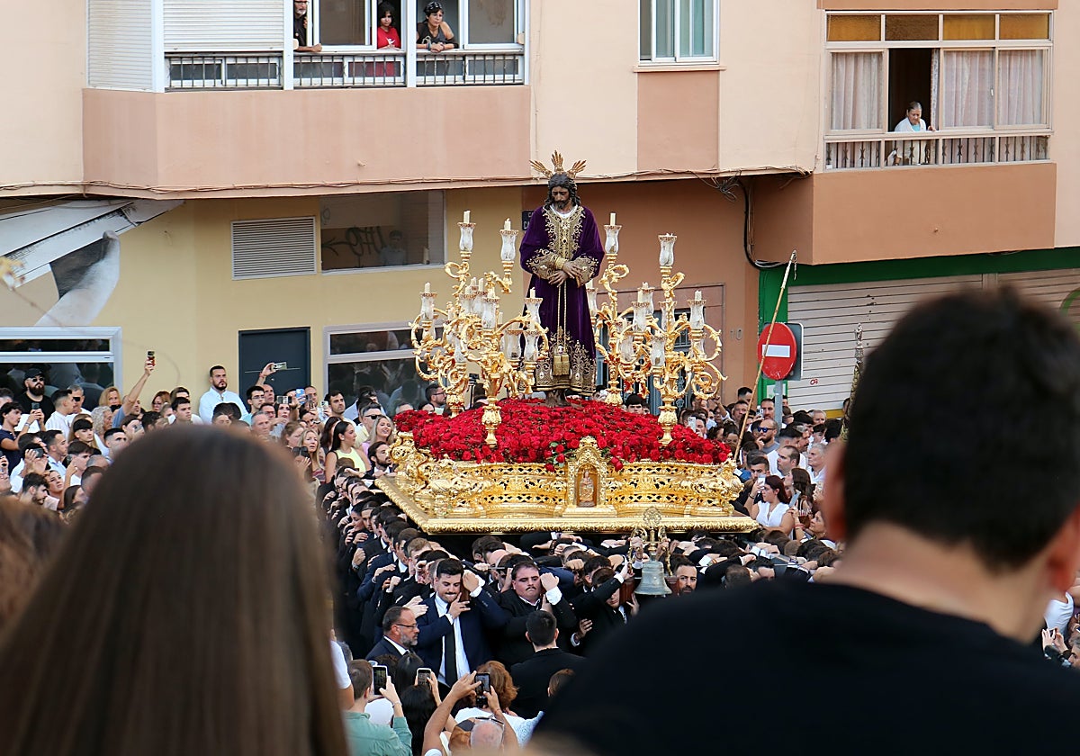 El Señor de la Soledad, del Dulce Nombre, en su salida extraordinaria por su 25.º aniversario.
