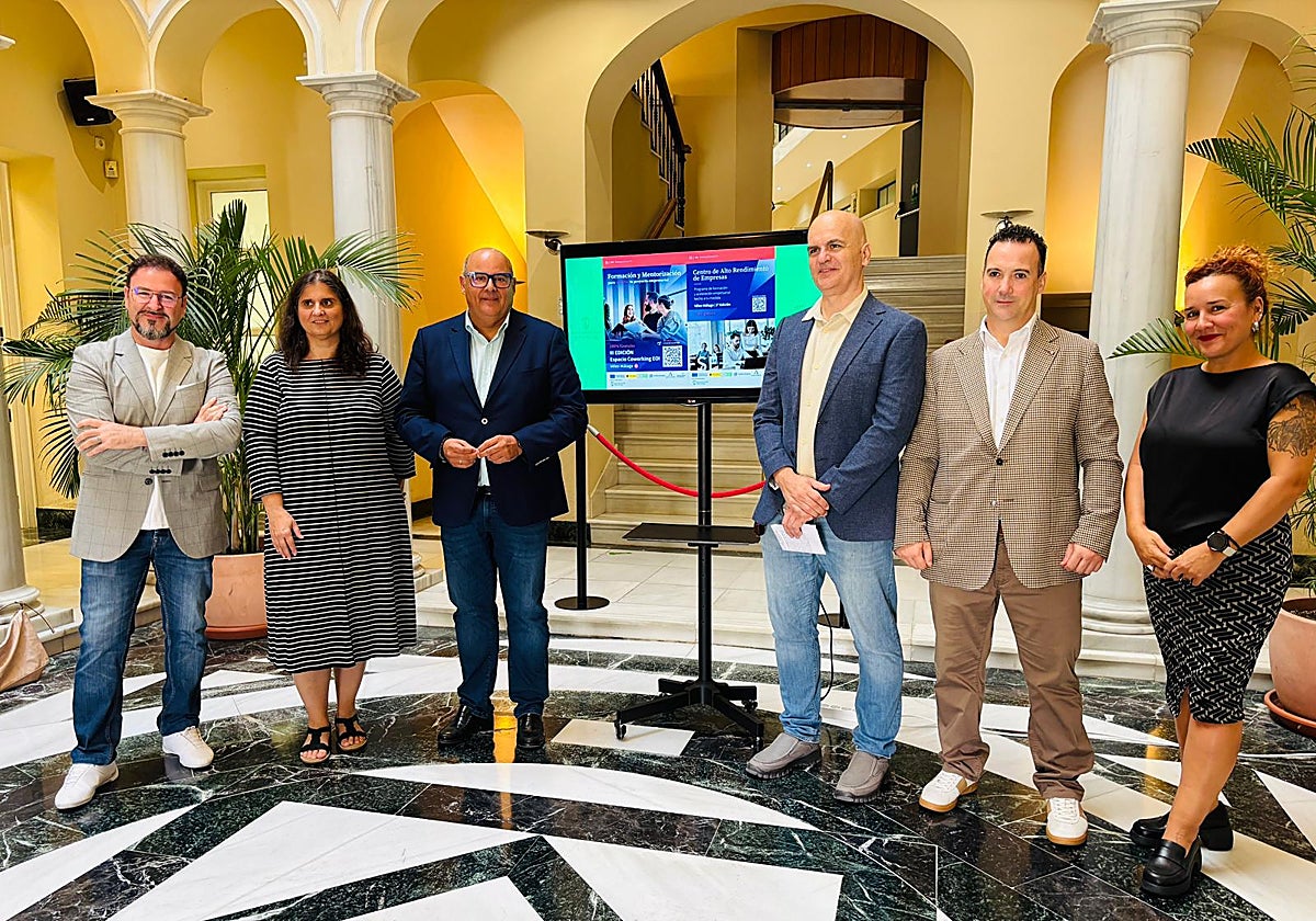 Acto de presentación de la programación formativa en el Ayuntamiento veleño.