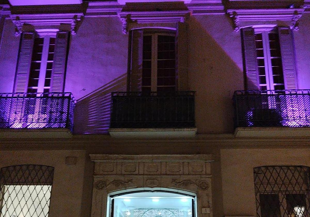 Un establecimiento iluminado de rosa.