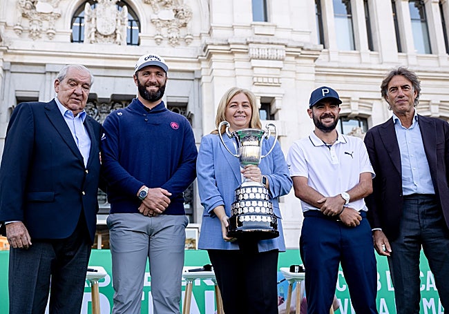 La vicealcaldesa de Madrid, Inmaculada Sanz (en el centro, con el trofeo), los golfistas españoles Jon Rahm (segundo por la izquierda) y Ángel Hidalgo (segundo por la derecha), el presidente de la Real Federación Española de Golf (RFEG), Juan Guerrero-Burgos (izquierda), y el director del Open de España de Golf, Gerard Tsobanian