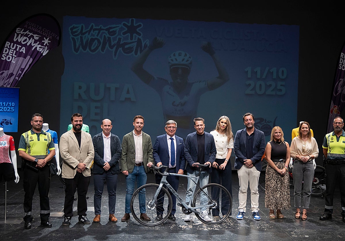 Autoridades y organizadores, este martes en la presentación de la prueba en el Teatro Villa de Torrox.