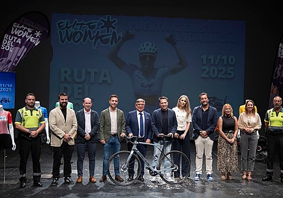Autoridades y organizadores, este martes en la presentación de la prueba en el Teatro Villa de Torrox.