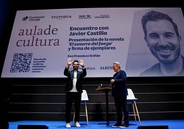 Javier Castillo, al terminar la charla del Aula de Cultura, junto al periodista Paco Griñán, este miércoles en el Albéniz.