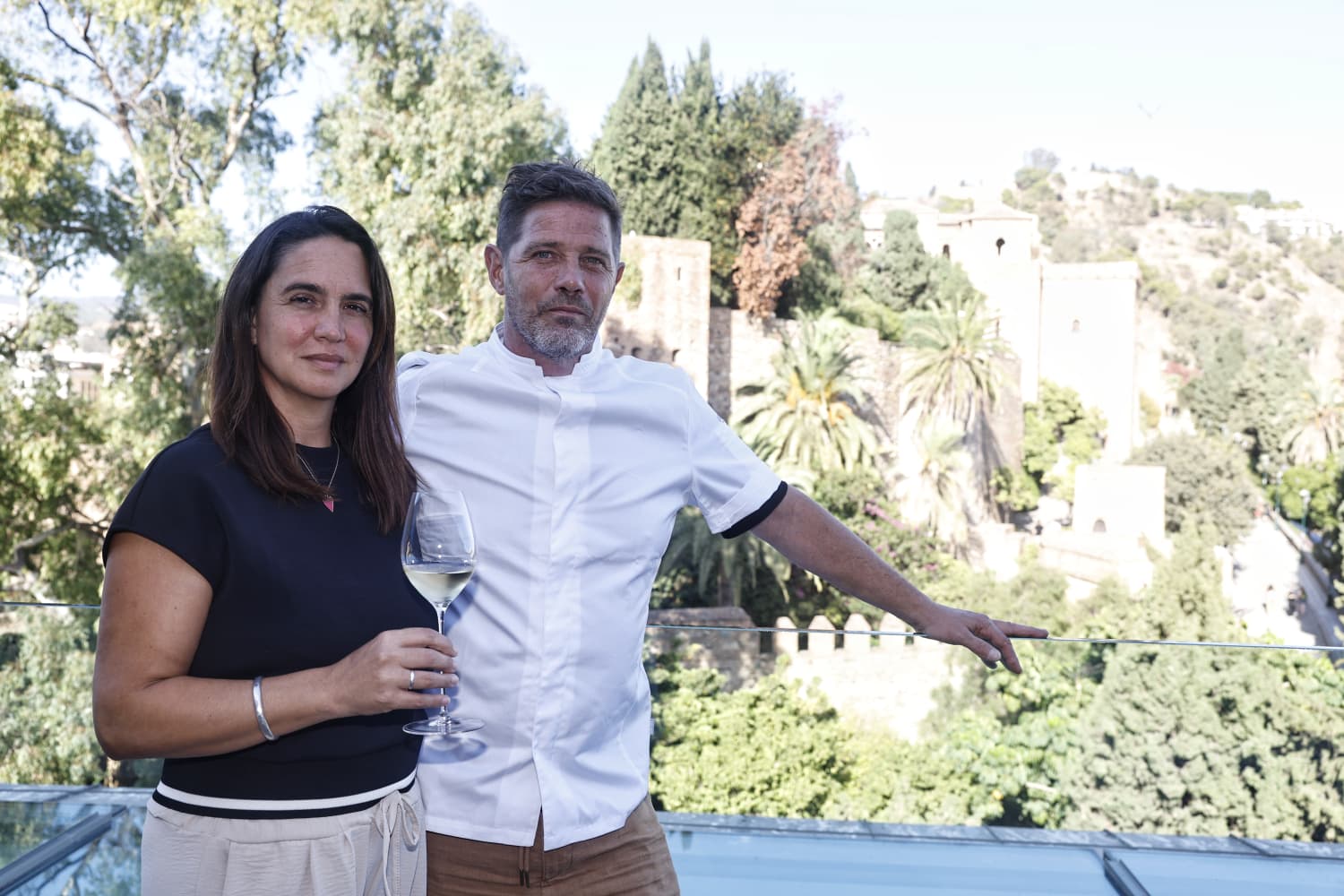 Emi y su mujer Lucía muestran las vistas de La Alcazaba desde la terraza.