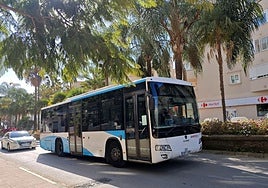 Un autobús urbano de Estepona en la Avenida de Juan Carlos I.