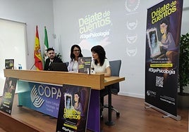 De izquierda a derecha, José Antonio García, Mariela Checa, decana del COPAO, y la cantante Tania Lozano, este martes.