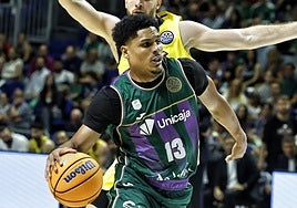 Castañeda dirige un ataque en el partido ante el Mersin.