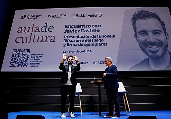 Así fue la presentación de 'El susurro del fuego' con Javier Castillo en el Aula de Cultura de SUR