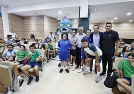 Dani Lorenzo intervino este miércoles en la primera cita de la duodécima edición de la Campaña Valorez Blanquiazules, ante niños del CEIP Guadalhorce. En la imagen, junto a Farfán, Basti, Kike Pérez, Martín Aguilar y dos jugadores del Genuine.