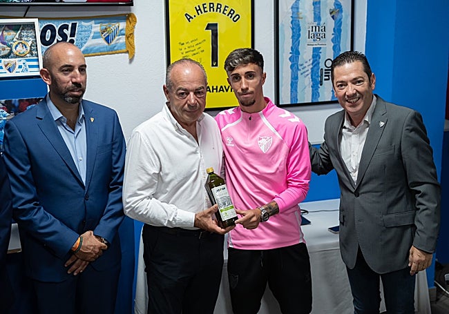 Larrubia recibe una de las botellas de aceite de la localidad.