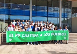 Alcaldes del PSOE y diputados provinciales esta mañana a las puertas de la Diputación.