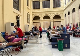Los donantes y el personal sanitario, en el patio de Banderas, en el Ayuntamiento.
