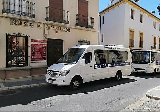 Dos autobuses urbanos circulando por el centro histórico.