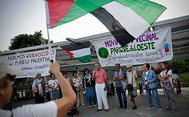 Zeni interviniendo en la última concentración en solidaridad con Gaza, este miércoles.
